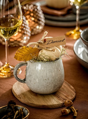 Jesienna aranżacja stołu w ciepłych odcieniach brązu i szarości